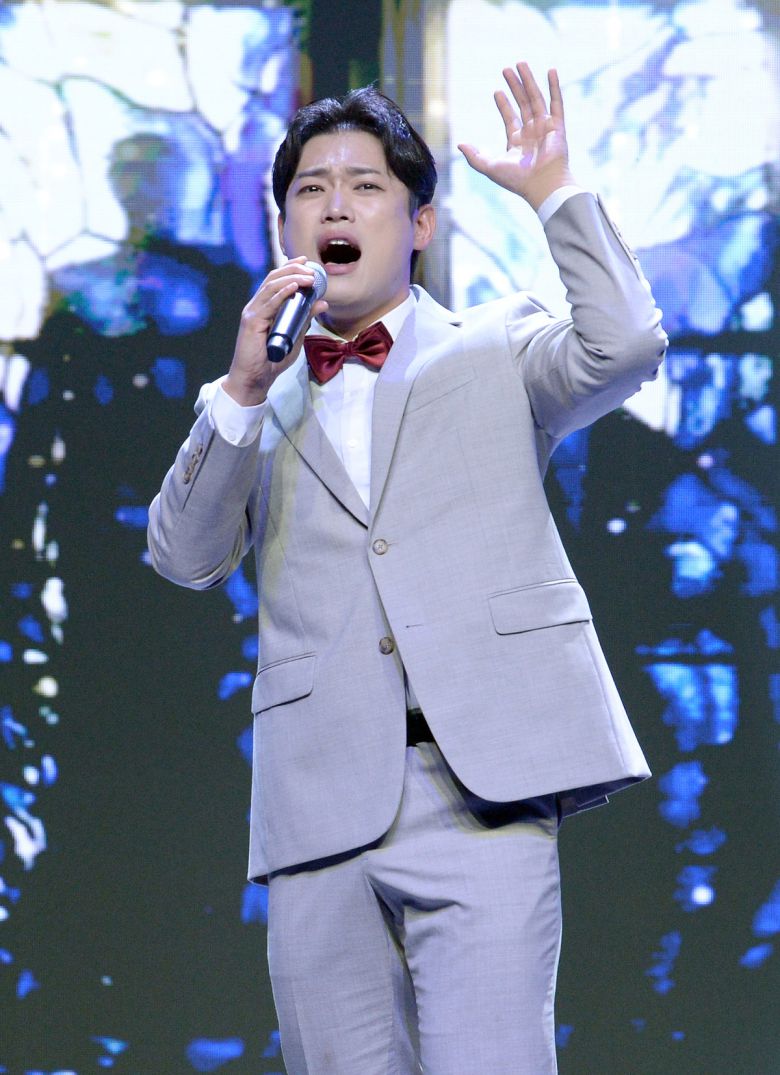 뮤지컬배우 이수함이 6일 서울 용산구 노들섬 라이브하우스에서 열린 세계비즈앤스포츠월드 창간 20주년 기념‘다문화 가정 돕기 희망 Big 콘서트’에서 열창하고 있다. 김두홍 기자