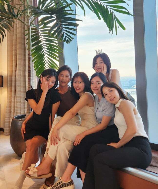 ‘나는 솔로’ 28기 여성 출연진들이 모여 여전한 우정을 뽐냈다.  사진 = 현숙 SNS 계정