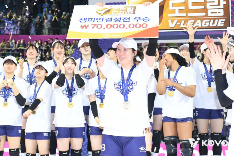 한국도로공사 시절의 정대영이 2022∼2023시즌 여자부 챔피언결정전에서 우승을 차지하고 기뻐하고 있다. 사진=KOVO 제공