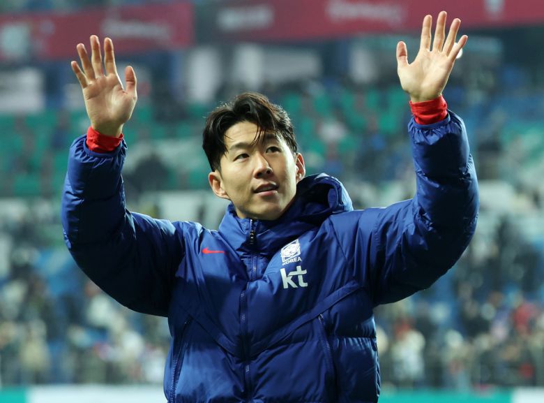 대표팀 손흥민이 14일 대전월드컵경기장에서 열린 볼리비아와의 평가전에서 2-0으로 승리한 뒤 팬들에게 인사하고 있다. 사진=뉴시스