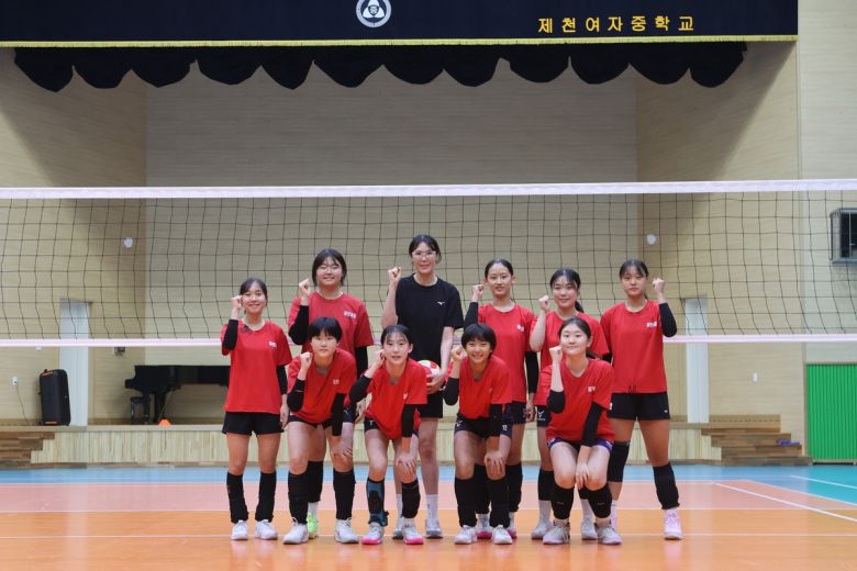 정대영 제천여중 코치(가운데)가 배구 꿈나무들과 기념촬영을 하고 있다. 사진=본인 제공