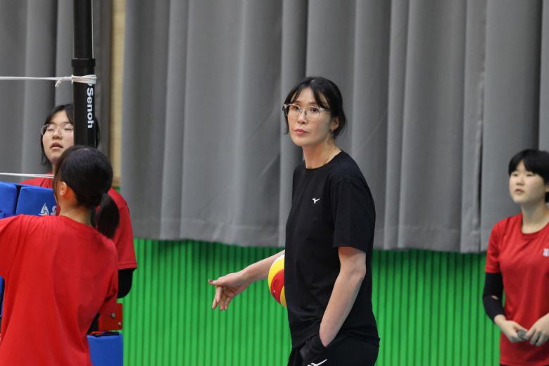 정대영 제천여중 코치가 아이들을 지도하고 있다. 사진=본인 제공