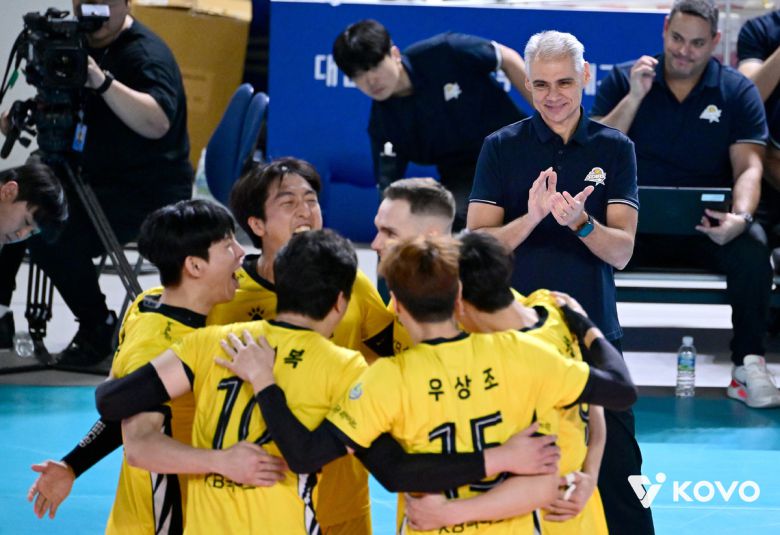 KB손해보험 레오나르도 카르발류 감독이 15일 대전충무체육관에서 열린 삼성화재와의 원정경기에서 선수들을 바라보고 있다. 사진=KOVO 제공