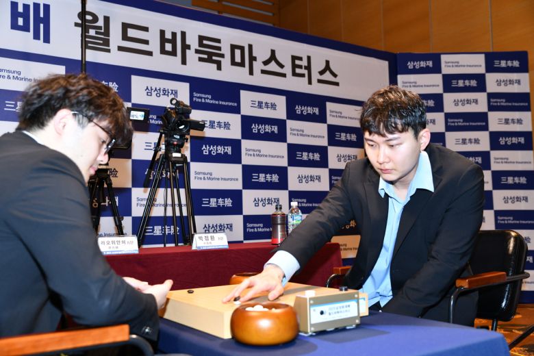 박정환 9단(오른쪽)과 랴오위안허 9단이 대국을 벌이고 있다. 사진=한국기원 제공