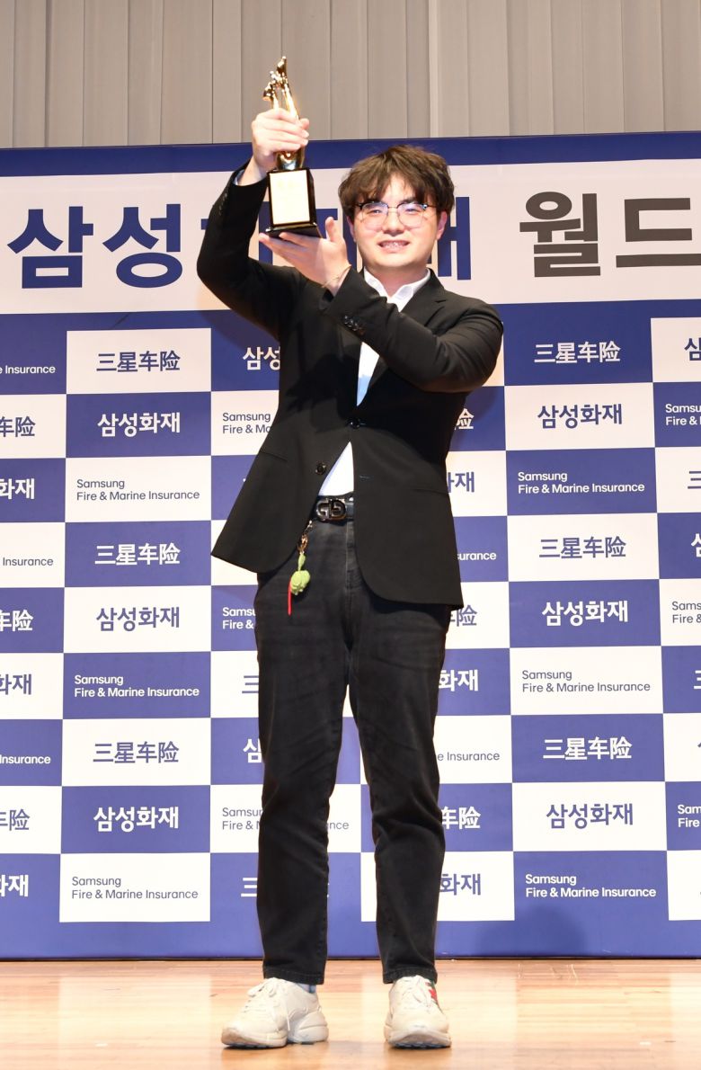 랴오위안허 9단이 2025 삼성화재배 월드바둑마스터스 우승을 차지한 후, 시상식에서 트로피를 들고 환하게 미소 짓고 있다. 사진=한국기원 제공