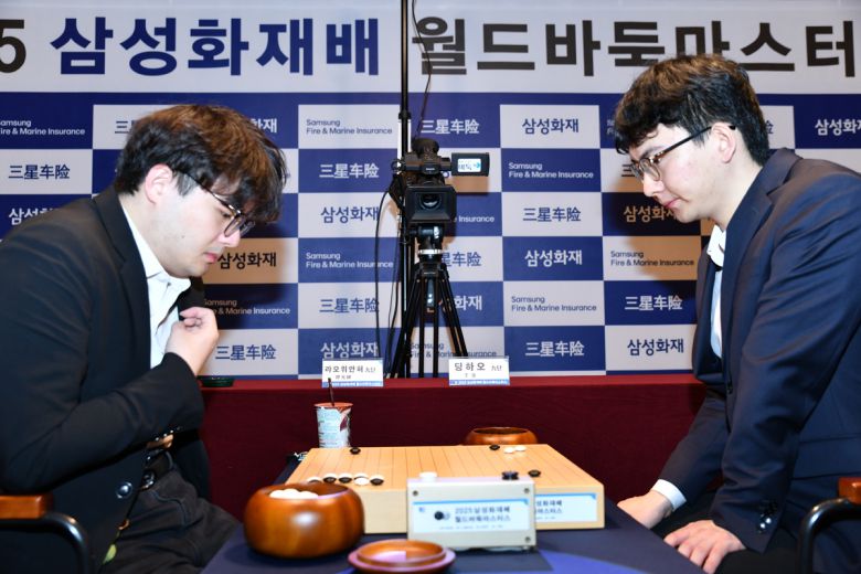 랴오위안허 9단(왼쪽)과 딩하오 9단이 삼성화재배 결승 대국을 벌이고 있다. 사진=한국기원 제공