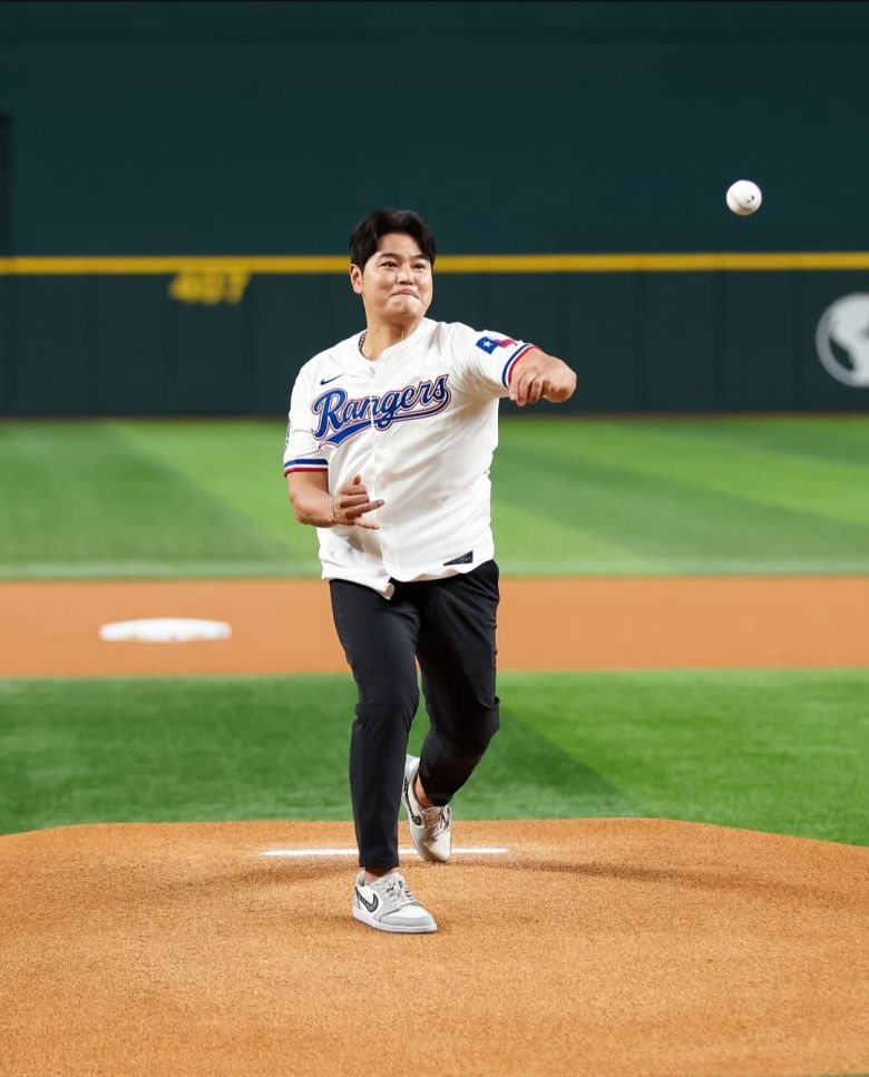 추신수가 지난 8월 텍사스 레인저스 홈경기에 초청돼 마운드에서 시구를 하고 있다. 사진=텍사스 레인저스 공식 SNS