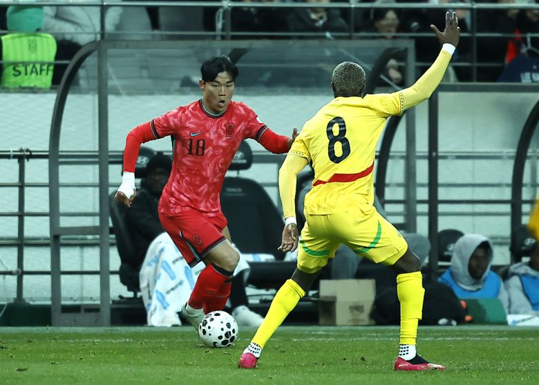 대표팀 오현규가 18일 서울월드컵경기장에서 열린 가나와의 평가전에서 상대를 피해 드리블하고 있다. 사진=뉴시스