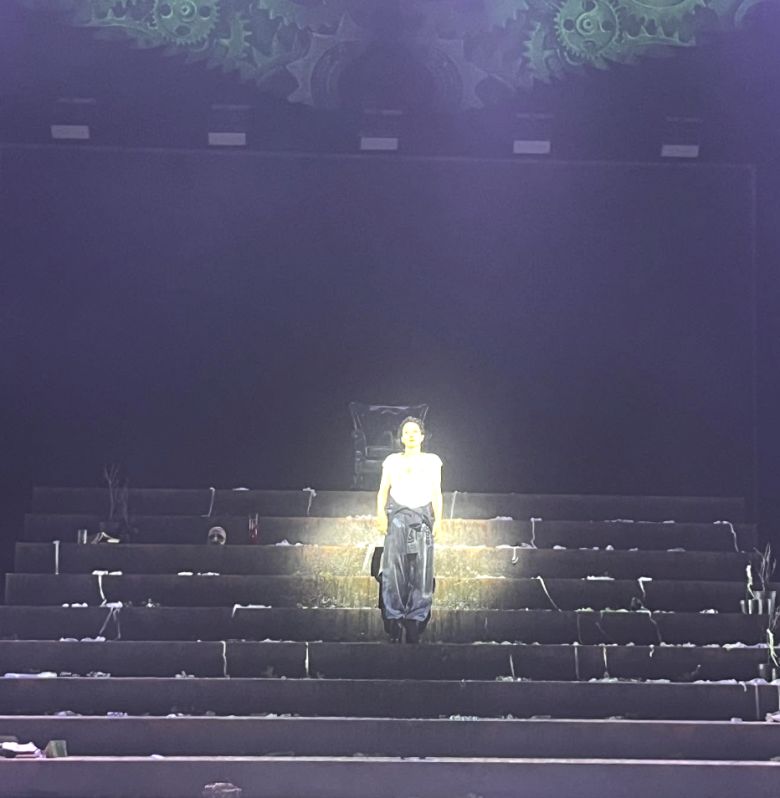 배우 윤유선이 10년 만에 연극 무대로 복귀한 배우 전혜진을 향해 따뜻한 응원 메시지를 전했다. 사진 = 윤유선 SNS 계정