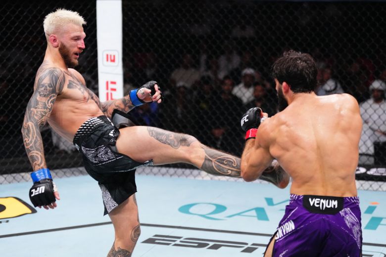 댄 후커(왼쪽)이 아르만 사루키안과 맞서고 있다. 사진=UFC 제공