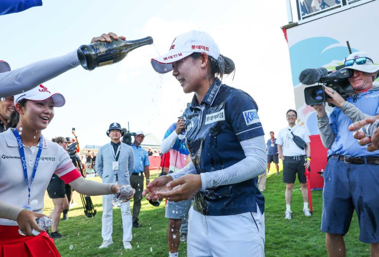 황유민이 지난 10월 하와이에서 열린 미국여자프로골프(LPGA) 투어 롯데 챔피언십에서 생애 첫 LPGA 우승을 차지하고 동료들의 축하를 받고 있다. 사진=대홍기획 제공