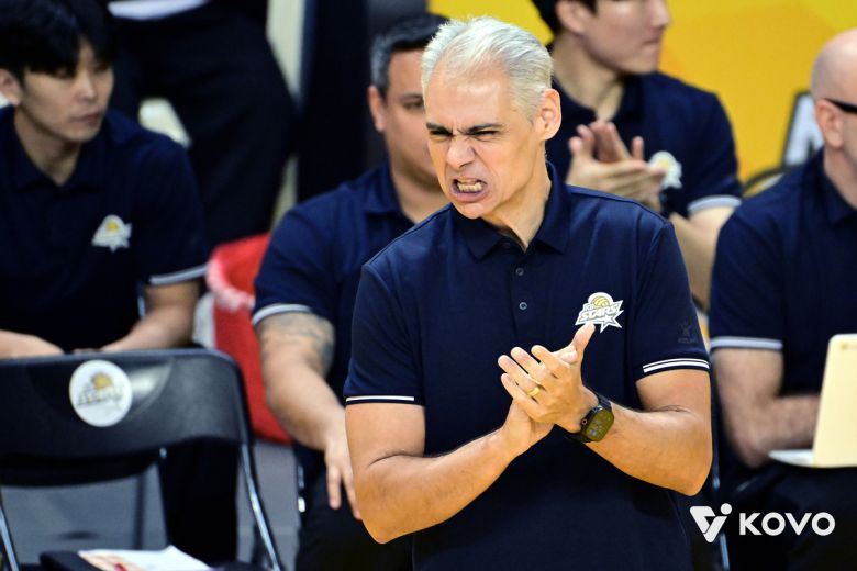레오나르도 카르발류 KB손해보험 감독이 경기 도중 선수들을 격려하고 있다. 사진=KOVO 제공