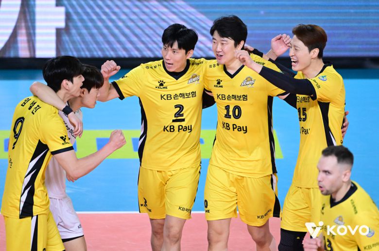KB손해보험 선수단이 득점을 올리고 기뻐하고 있다. 사진=KOVO 제공