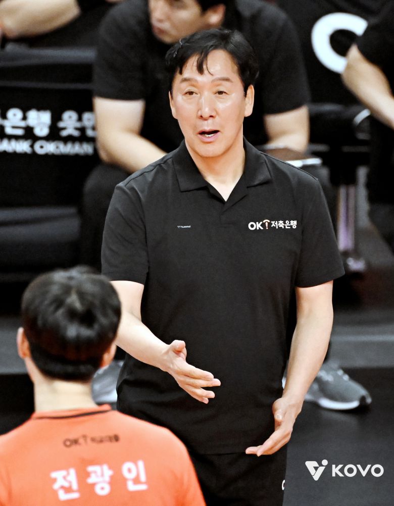 OK저축은행 신영철 감독이 경기 도중 선수들에게 지시를 내리고 있다. 사진=KOVO 제공