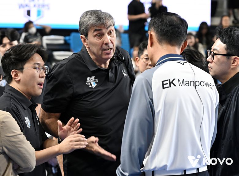 필립 블랑 현대캐피탈 감독이 지난 2일 천안유관순체육관에서 심판진의 비디오판독 번복에 대해 항의하고 있다. 사진=KOVO 제공