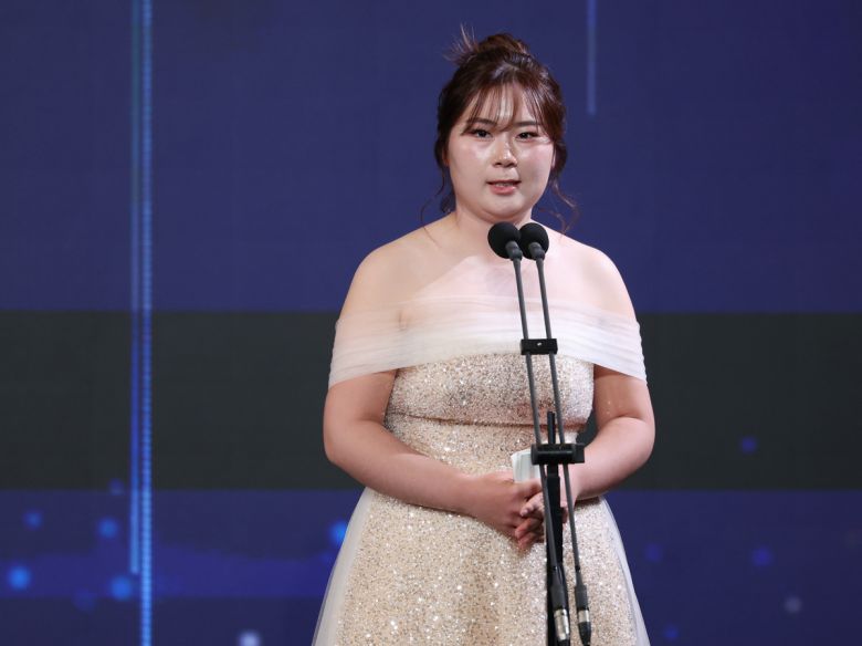 홍정민이 28일 그랜드 인터컨티넨탈 서울 파르나스에서 열린 2025 KLPGA 대상 시상식에서 시즌 상금왕을 수상한 후, 수상 소감을 전하고 있다. 사진=뉴시스