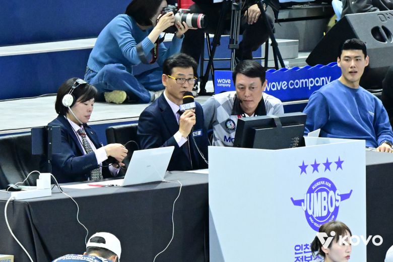 서남원 경기위원(가운데)이 심판위원, 부심과 함께 비디오판독 결과를 발표하고 있다. 사진=KOVO 제공