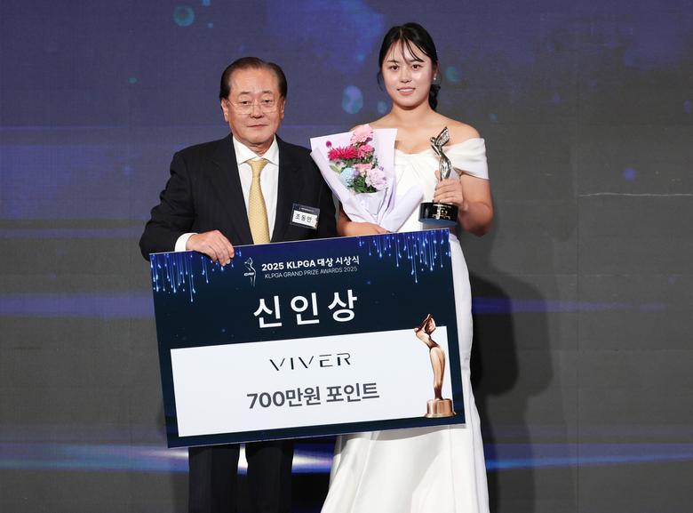 서교림이 28일 그랜드 인터컨티넨탈 서울 파르나스에서 열린 2025 KLPGA 대상 시상식에서 신인상을 수상한 후, 기념촬영을 하고 있다. 사진=뉴시스