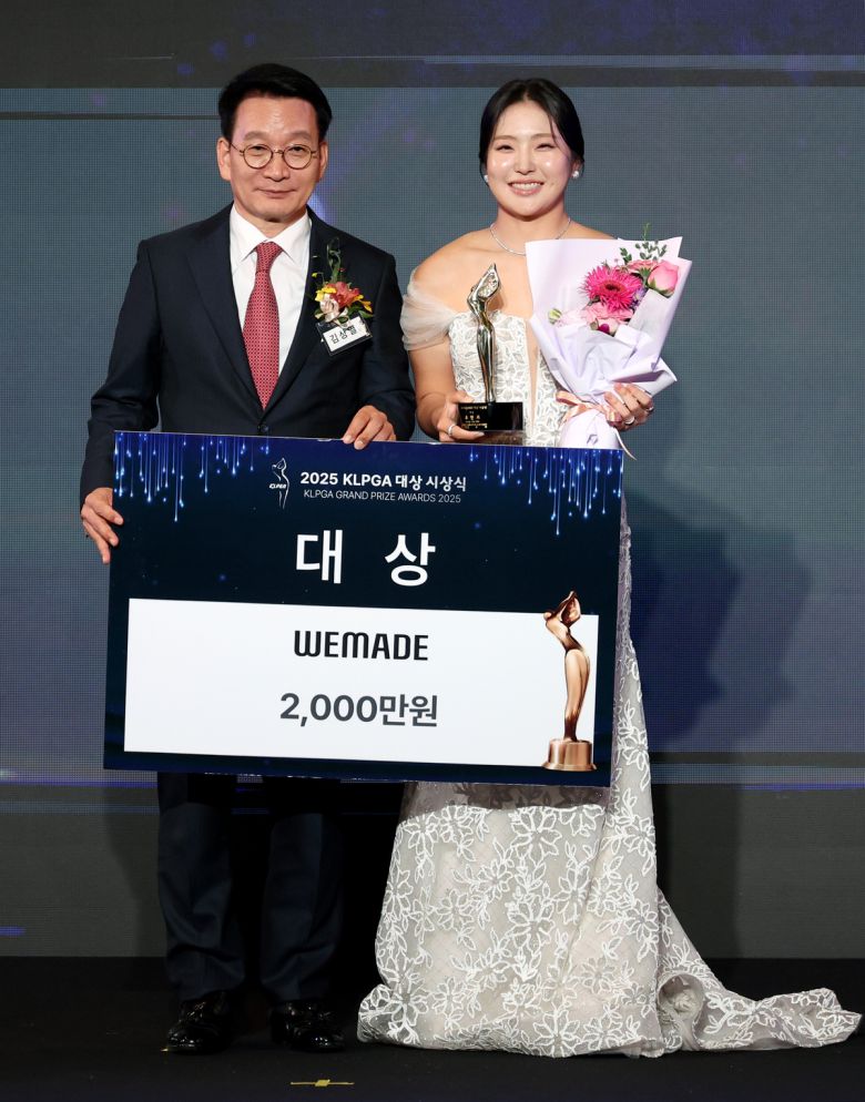 유현조가 28일 그랜드 인터컨티넨탈 서울 파르나스에서 열린 2025 KLPGA 대상 시상식에서 대상을 수상한 후, 기념촬영을 하고 있다. 사진=뉴시스