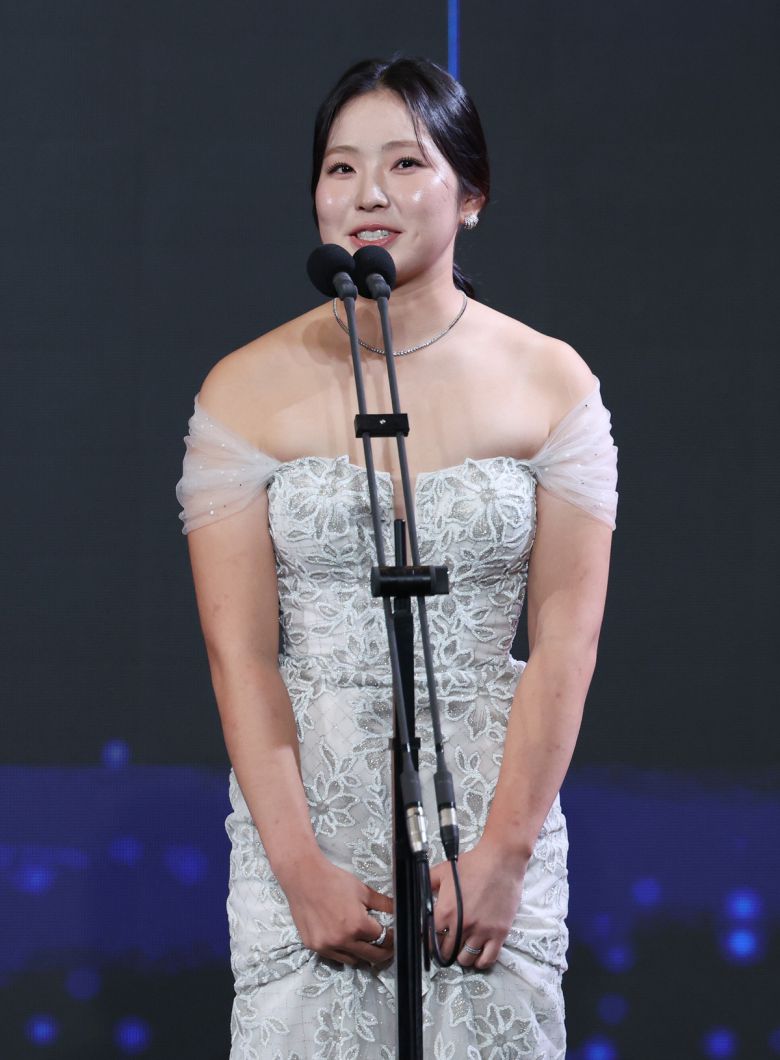 유현조가 28일 그랜드 인터컨티넨탈 서울 파르나스에서 열린 2025 KLPGA 대상 시상식에서 대상을 수상한 후, 수상소감을 전하고 있다. 사진=뉴시스