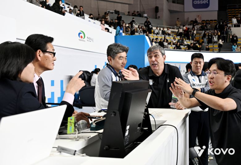 필립 블랑 현대캐피탈 감독이 지난 2일 천안유관순체육관에서 심판진의 비디오판독 번복에 대해 항의하고 있다. 사진=KOVO 제공