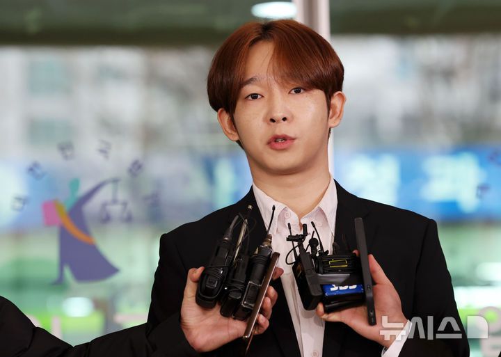 사진= 마약 투약 혐의를 받은 남태현이 서울 마포구 서울서부지방법원에서 열린 선고 공판에서 집행유예 선고를 받은 뒤 모습. 뉴시스 제공