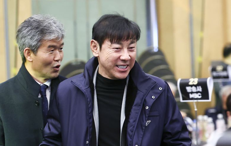 신태용 전 울산HD 감독이 1일 서울 서대문구 스위스 그랜드호텔에서 열린 하나은행 K리그 2025 대상 시상식에 참석해 인사를 나누고 있다. 사진=뉴시스