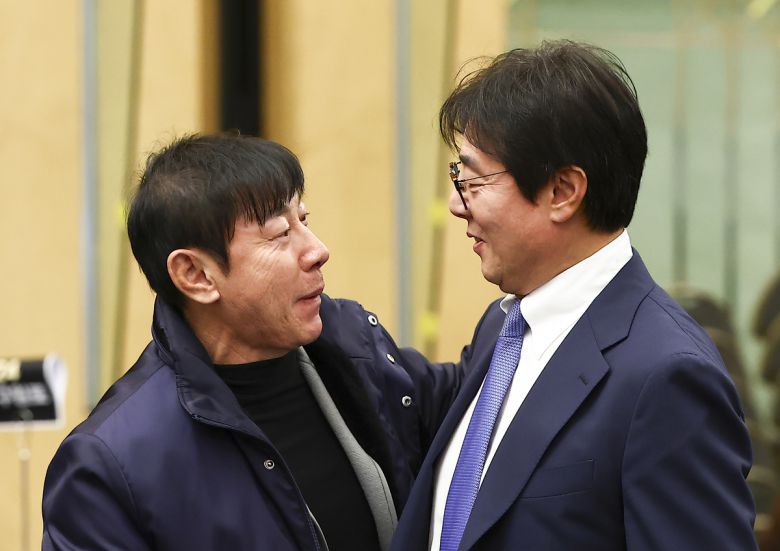 신태용 전 울산HD 감독이 1일 서울 서대문구 스위스 그랜드호텔에서 열린 하나은행 K리그 2025 대상 시상식에서 황선홍 대전하나시티즌 감독과 인사를 나누고 있다.