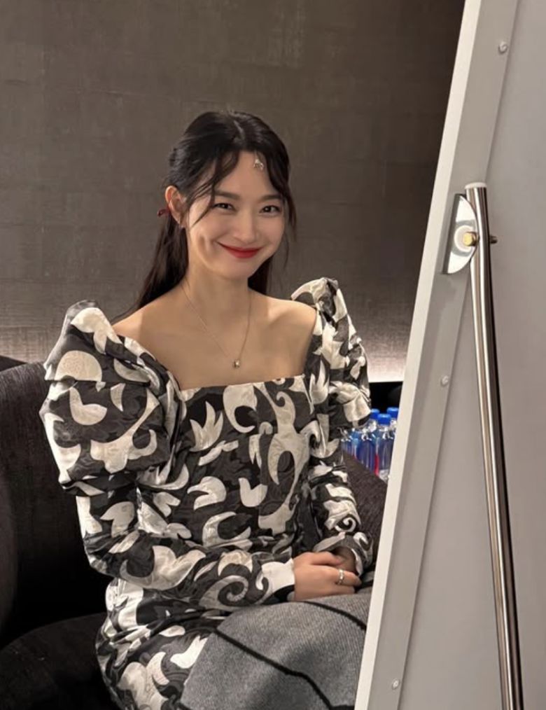 배우 신민아가 결혼을 앞두고 화사한 미모로 시선을 사로잡았다.  사진 = 신민아 SNS 계정