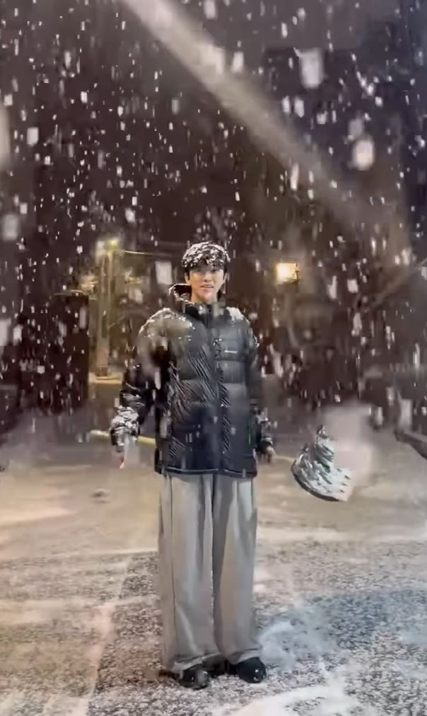 가수 임영웅이 스스로 눈치우기에 나선 훈훈한 모습을 공개했다.  사진 = 임영웅 SNS 계정