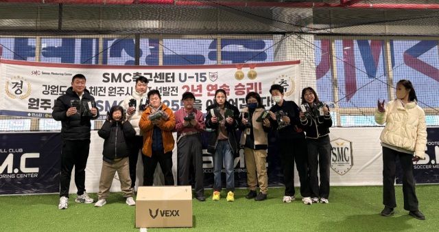 원주SMC축구센터(대표: 박신경·총감독: 한선남)는 최근 고래뜰 원주시발달장애인센터를 찾아 발달장애인들의 겨울철 건강관리를 위해 500만원 상당의 장갑과 넥워머, 빵모자 등 방한물품을 기탁했다. SMC 축구센터는 지역 내 발달장애인을 대상으로 축구수업을 진행하는 등 재능기부를 이어오고 있다. 사진=원주SMC축구센터