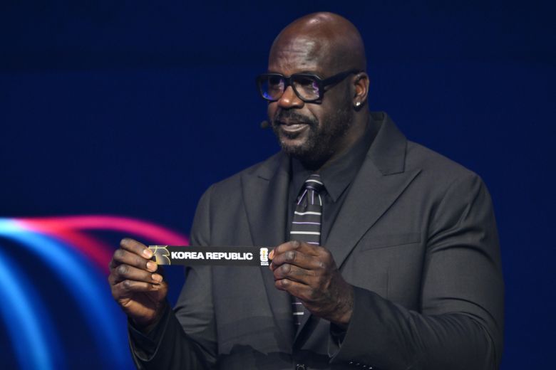 전 미국프로농구(NBA) 스타 샤킬 오닐이 6일 미국 워싱턴의 케네디 센터에서 열린 2026 국제축구연맹(FIFA) 북중미 월드컵 조 추첨식에서 대한민국 띠를 들어 보이고 있다. AP/뉴시스
