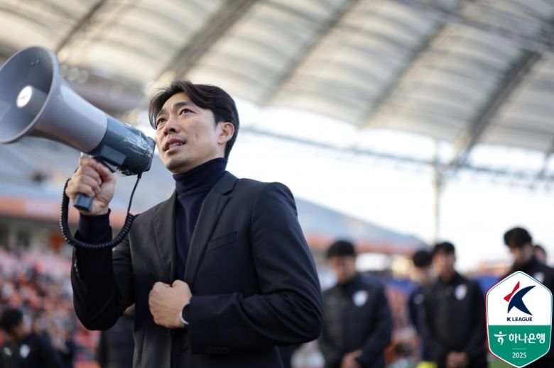 7일 경기 후 팬들에게 메시지를 전달하는 변성환 수원 감독. 사진=한국프로축구연맹 제공