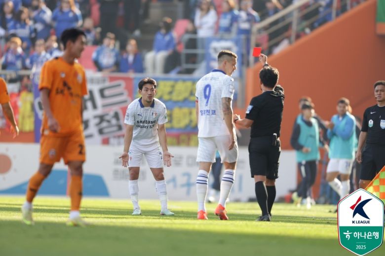 레드카드를 받는 수원 이기제. 사진=한국프로축구연맹 제공