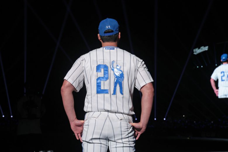 오승환이 지난 9월 대구삼성라이온즈파크에서 열린 자신의 은퇴식에서 기념 영상을 시청하고 있다. 사진=삼성라이온즈 제공