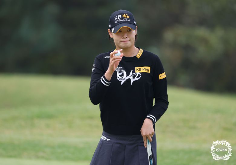 방신실이 지난 10월 KLPGA 투어 광남일보 해피니스오픈에서 버디를 기록하고 홀아웃 하고 있다. 사진=KLPGT 제공