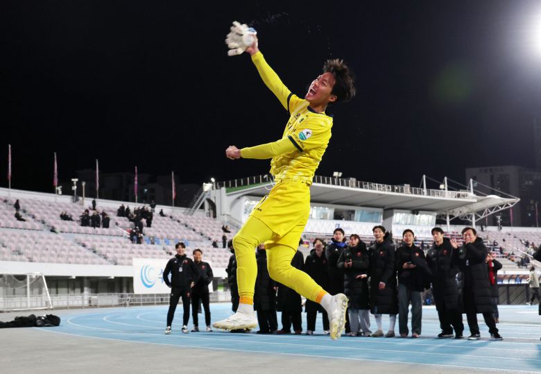 부천 골키퍼 김형근이 지난 8일 수원종합운동장에서 열린 수원FC와의 승강 플레이오프(PO) 2차전에서 승리해 K리그1 승격에 성공하자 기뻐하고 있다. 사진=뉴시스