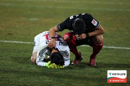 부산 아이파크 시절 골키퍼 김형근이 2017년 승강 PO에서 패하자 아쉬워 눈물을 흘리고 있다. 사진=한국프로축구연맹 제공