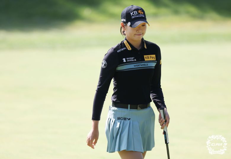 방신실이 지난 10월 열린 KLPGA 투어 광남일보 해피니스오픈에서 버디를 기록하고 홀아웃하고 있다. 사진=KLPGT 제공