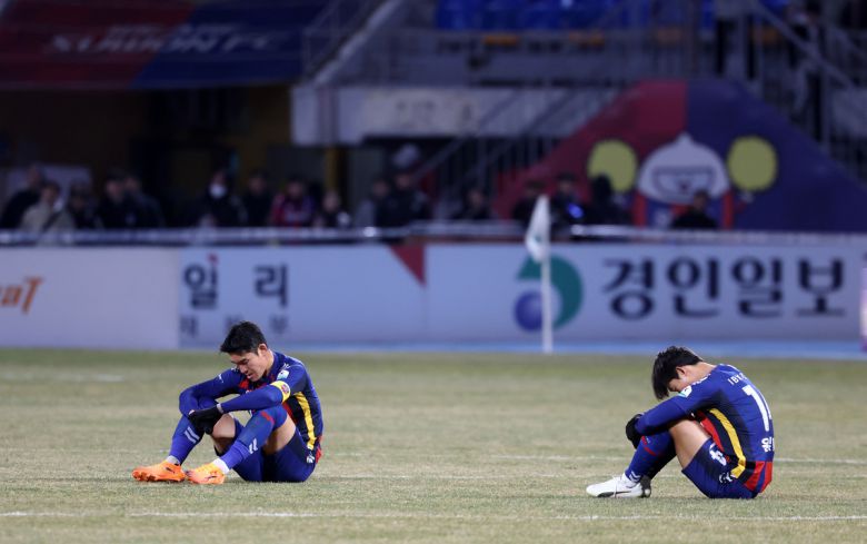 지난 8일 오후 수원 장안구 수원종합운동장에서 열린 K리그1 수원FC와 K리그2 부천FC의 승강 플레이오프(PO) 2차전 경기 후반전 추가시간 비디오 판독 중인 가운데 수원 선수들이 그라운드에 앉아 있다. 사진=뉴시스