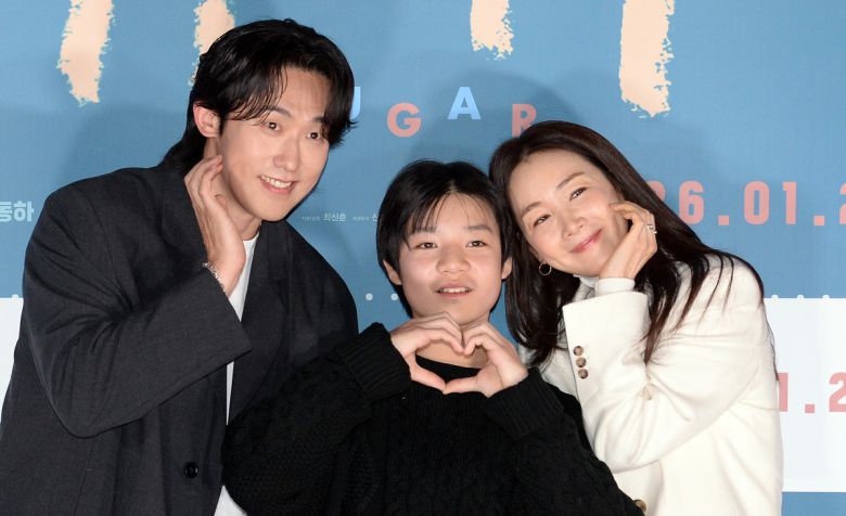 배우 민진웅, 고동하, 최지우(왼쪽부터)가 18일 서울 용산구 CGV 용산점에서 열린 영화 '슈가(감독 최신춘)'제작발표회에서 포즈를 취하고 있다. 영화 '슈가(감독 최신춘)'은 1형 당뇨 판정을 받은 어린 아들 ‘동명’을 위해 고군분투하다 세상을 바꾸어 버린 엄마의 이야기로 최지우, 민진웅, 고동하 등이 출연한다. 사진=김두홍 기자 kimdh@sportsworldi.com