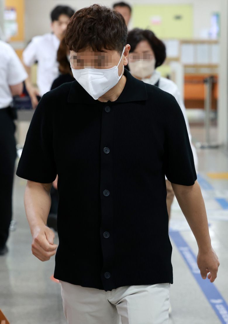 사진 = 방송인 박수홍 씨의 친형 박모 씨가 서울 서초구 서울고법에서 열린 항소심 1차 공판에 출석하는 모습. 뉴시스 제공