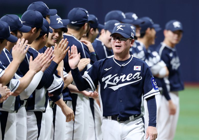 류지현 한국 야구대표팀 감독이 지난달 열린 2025 K-베이스볼 시리즈 체코 평가전에 앞서 선수들과 하이파이브를 나누고 있다. 사진=뉴시스