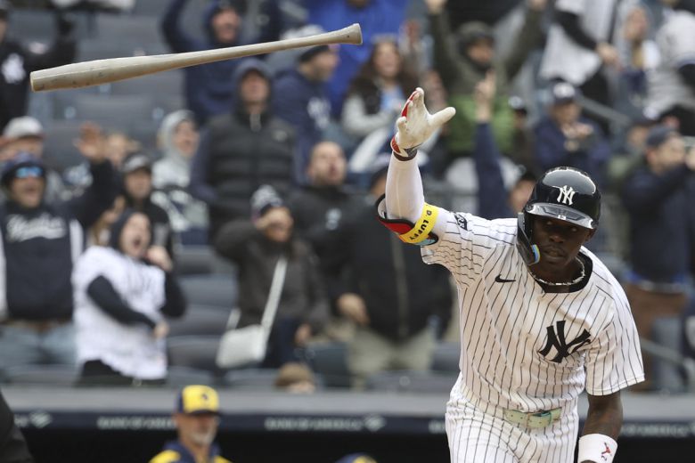 내야수 재즈 치좀 주니어(뉴욕 양키스)가 지난 3월31일 미국 뉴욕 양키스타디움에서 열린 메이저리그 정규리그 밀워키 브루어스와의 홈경기 도중 어뢰 모양의 배트로 홈런을 친 뒤 베이스를 향해 뛰고 있다. 사진=AP/뉴시스