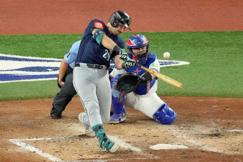 포수 칼 롤리(시애틀 매리너스)가 지난 10월21일 캐나다 토론토 로저스 센터서 열린 메이저리그 아메리칸리그 챔피언십시리즈 토론토 블루제이스와의 7차전 5회초 1점 홈런을 치고 있다. 사진=AP/뉴시스