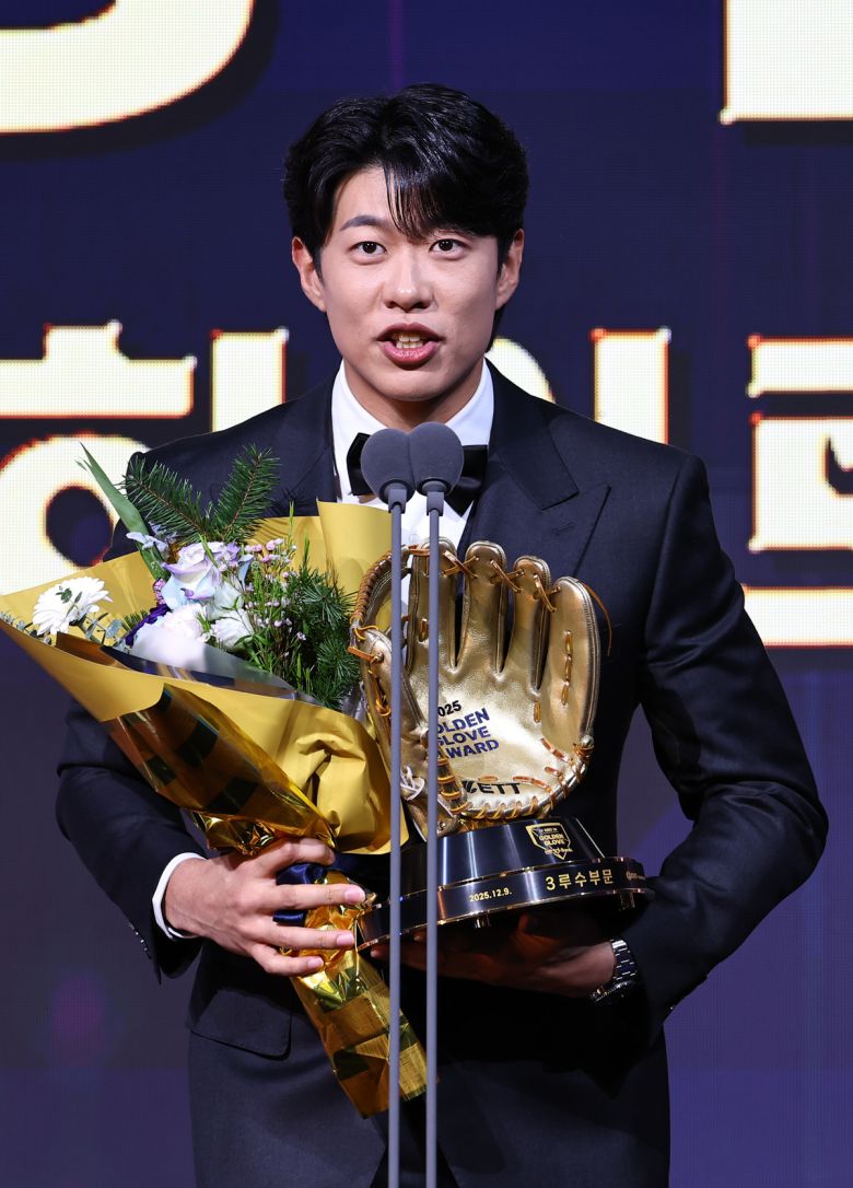 키움 송성문이 2025 KBO리그 골든글러브를 수상하고 소감을 밝히고 있다. 사진=뉴시스