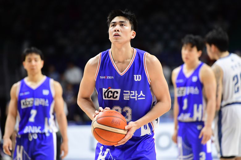 남자프로농구 KCC 포워드 윌리엄 나바로가 지난 21일 부산 KT전 도중 자유투를 시도하고 있다. 사진=KBL 제공