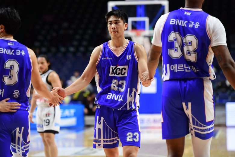 남자프로농구 KCC 포워드 윌리엄 나바로가 지난 21일 부산 KT전 도중 동료들과 하이파이브를 하고 있다. 사진=KBL 제공