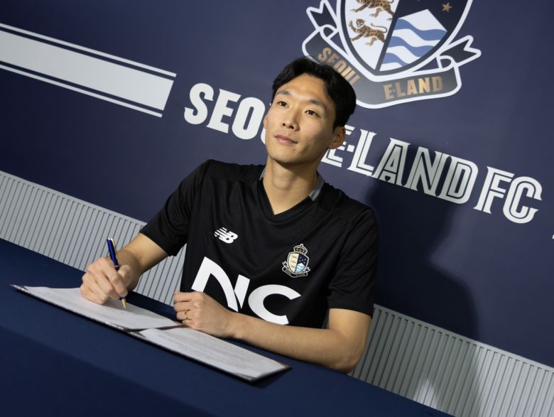 이랜드에 입단한 민성준이 포즈를 취하고 있다. 사진=서울 이랜드 FC 제공