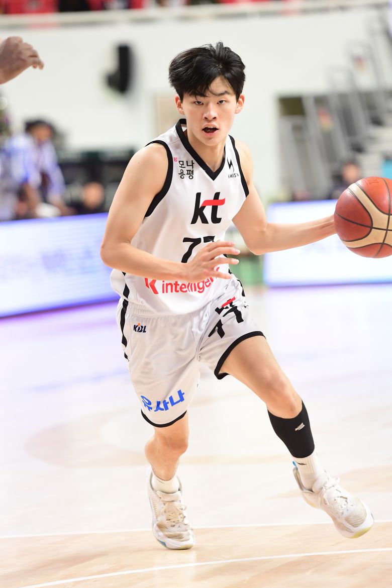 KT 신인 가드 강성욱이 지난 27일 울산에서 열린 현대모비스전 도중 공을 몰고 드리블하고 있다. 사진=KBL 제공